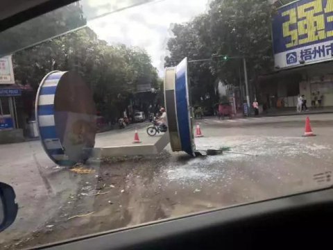 交通崗?fù)ぁ皺M躺”馬路上，究竟怎么回事？